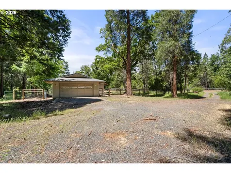 5201 Lake Shore Drive Selma OR 97538
