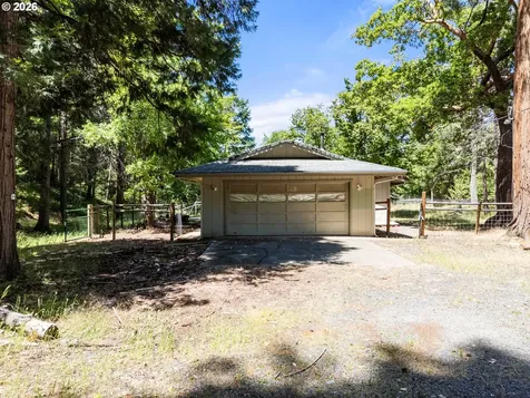 5201 Lake Shore Drive Selma OR 97538