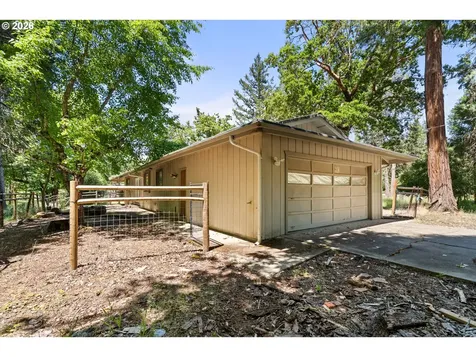 5201 Lake Shore Drive Selma OR 97538