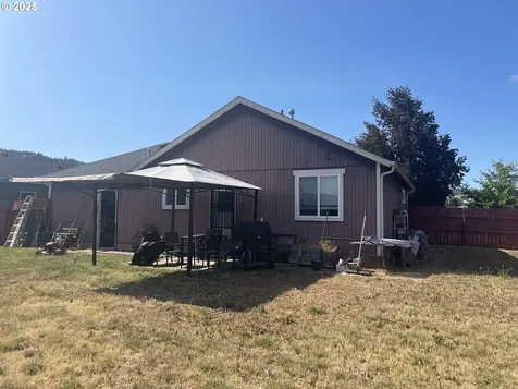 807 Callahan Drive Roseburg OR 97471
