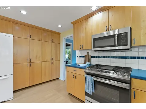 11 Touchstone Lake Oswego OR 97035