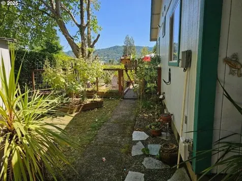 1065 Greenley Street Roseburg OR 97471