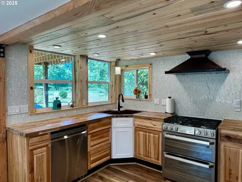 1433 E Canal Creek Road Waldport OR 97394