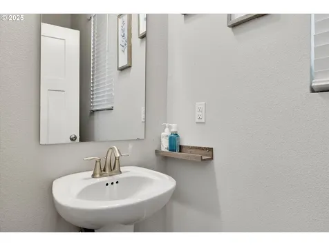 2718 NW Meadows Drive Mcminnville OR 97128