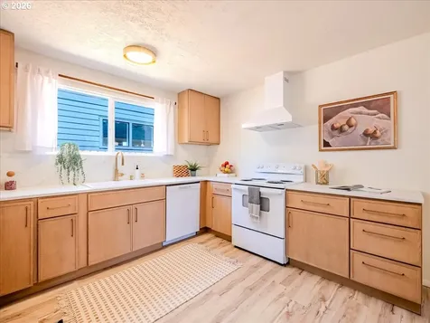 411 S 1st Street Silverton OR 97381