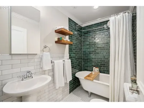 2839 NW Savier Street Portland OR 97210