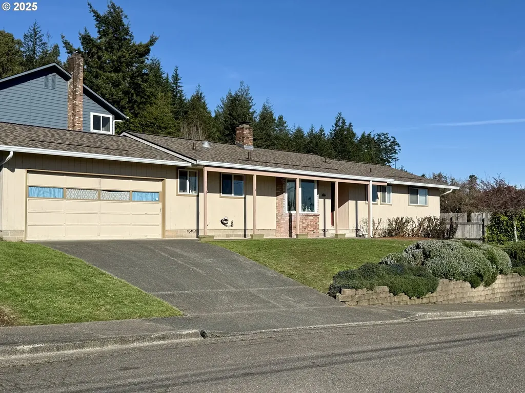 2390 Madrona Street North Bend OR 97459