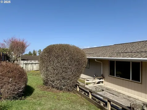 2390 Madrona Street North Bend OR 97459