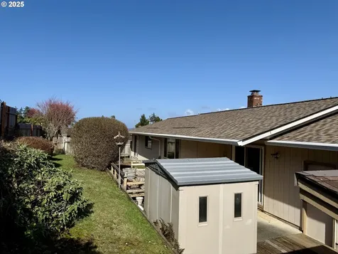 2390 Madrona Street North Bend OR 97459