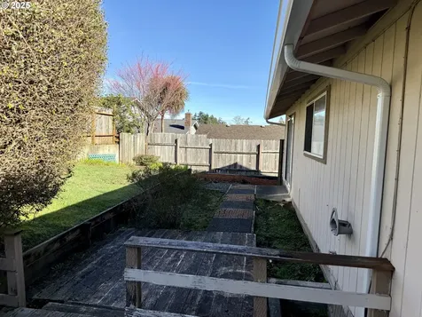 2390 Madrona Street North Bend OR 97459