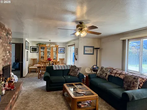 2390 Madrona Street North Bend OR 97459