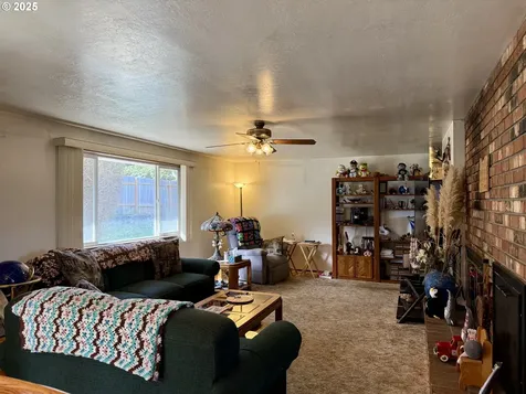 2390 Madrona Street North Bend OR 97459