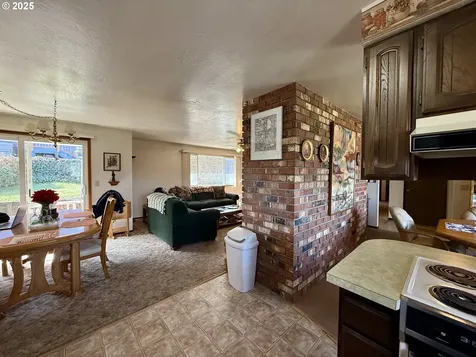 2390 Madrona Street North Bend OR 97459