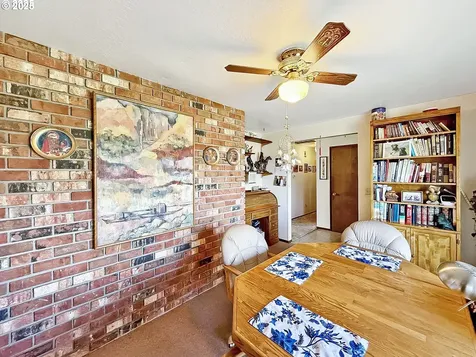 2390 Madrona Street North Bend OR 97459