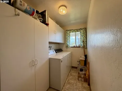2390 Madrona Street North Bend OR 97459