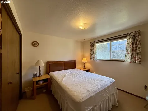 2390 Madrona Street North Bend OR 97459