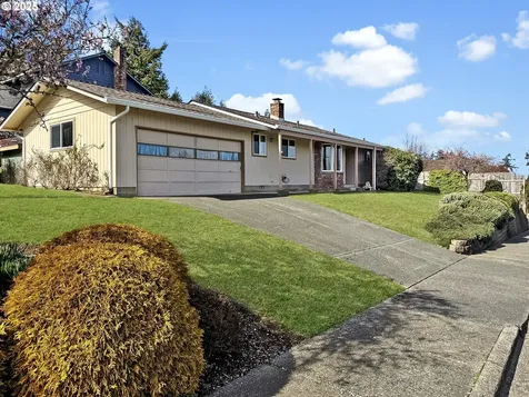 2390 Madrona Street North Bend OR 97459