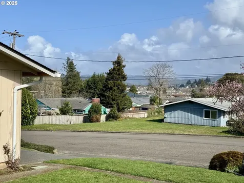 2390 Madrona Street North Bend OR 97459