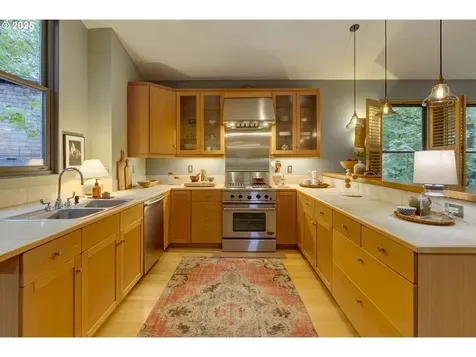5721 SW Salmon Street Portland OR 97221