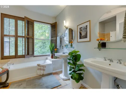 5721 SW Salmon Street Portland OR 97221