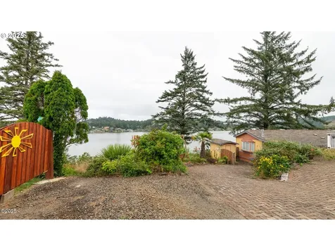 203 SE Surf Avenue Lincoln City OR 97367