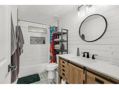 9028 N Chautauqua Place Portland OR 97217