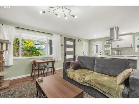 9028 N Chautauqua Place Portland OR 97217