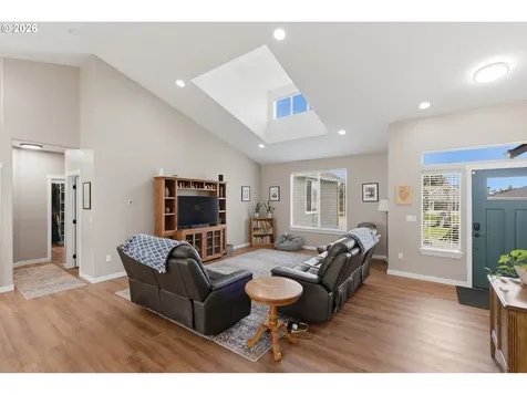 2025 Roosevelt Loop North Bend OR 97459