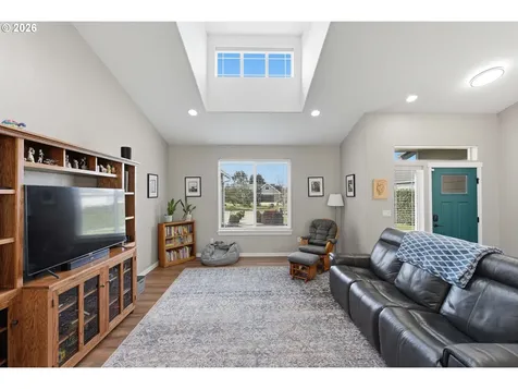2025 Roosevelt Loop North Bend OR 97459