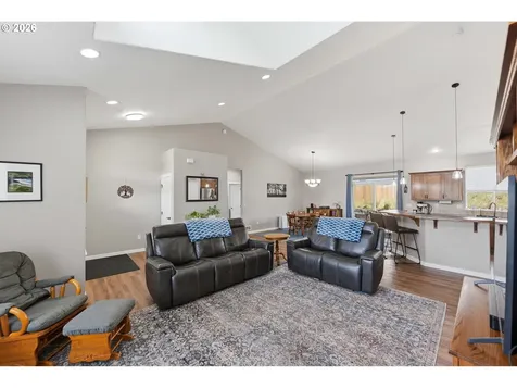 2025 Roosevelt Loop North Bend OR 97459