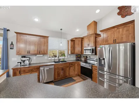 2025 Roosevelt Loop North Bend OR 97459