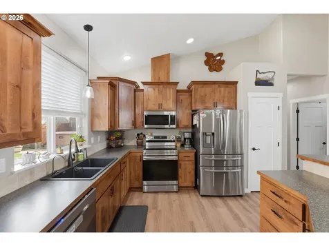 2025 Roosevelt Loop North Bend OR 97459