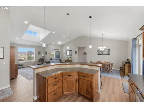 2025 Roosevelt Loop North Bend OR 97459
