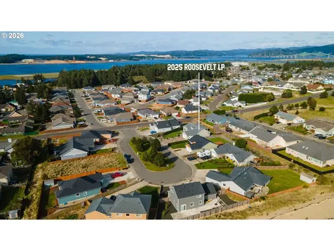 2025 Roosevelt Loop North Bend OR 97459