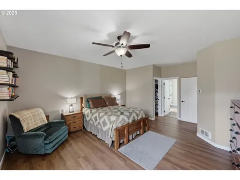 2025 Roosevelt Loop North Bend OR 97459