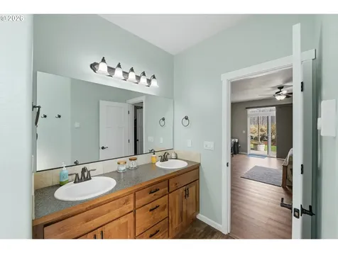 2025 Roosevelt Loop North Bend OR 97459