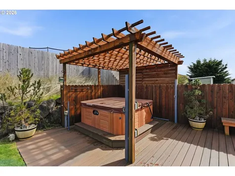 2025 Roosevelt Loop North Bend OR 97459