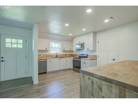 355 W Berdine Street Roseburg OR 97471