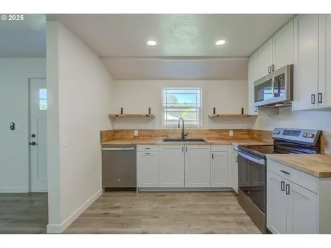 355 W Berdine Street Roseburg OR 97471