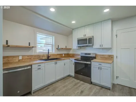 355 W Berdine Street Roseburg OR 97471