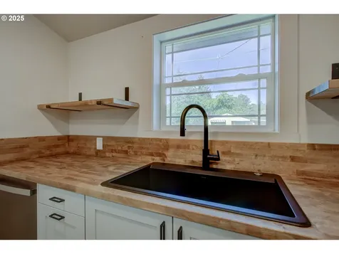 355 W Berdine Street Roseburg OR 97471