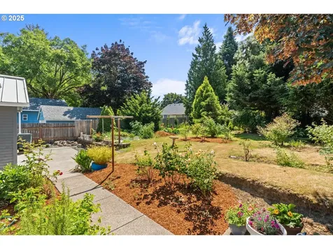 4256 NE Simpson Street Portland OR 97218