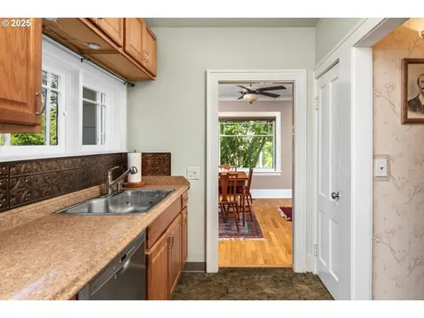 4256 NE Simpson Street Portland OR 97218