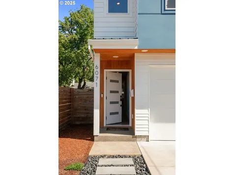 6071 SE Lexington Street Portland OR 97206