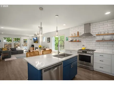 6071 SE Lexington Street Portland OR 97206