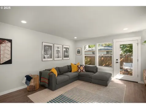 6071 SE Lexington Street Portland OR 97206