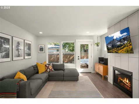 6071 SE Lexington Street Portland OR 97206