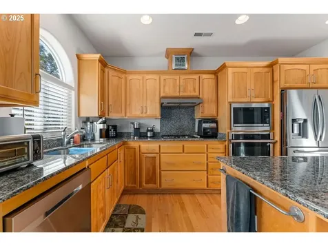 223 Ridgeway Avenue Central Point OR 97502