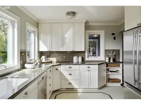 3165 SW 82nd Avenue Portland OR 97225