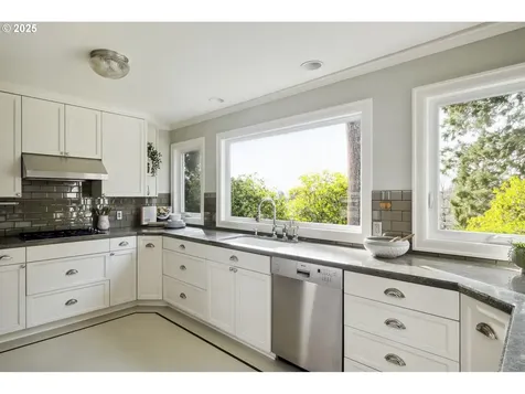 3165 SW 82nd Avenue Portland OR 97225
